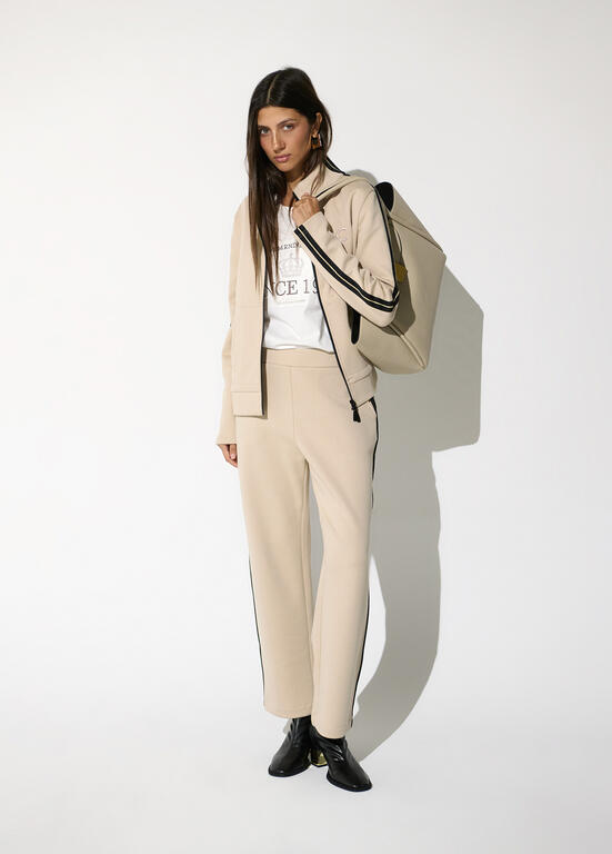 Pantalón jogger Lola Casademunt con detalle de banda lateral dos colores Negro y Beige