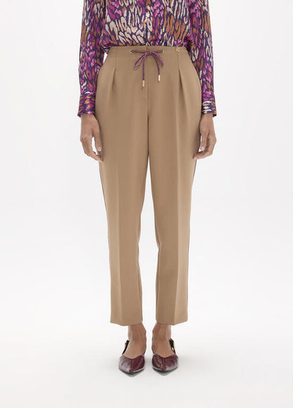 Pantalón Jogging Lola Casademunt pinzas con cuerda cinturilla y piping lateral en burdeos CAMEL