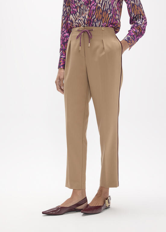 Pantalón Jogging Lola Casademunt pinzas con cuerda cinturilla y piping lateral en burdeos CAMEL