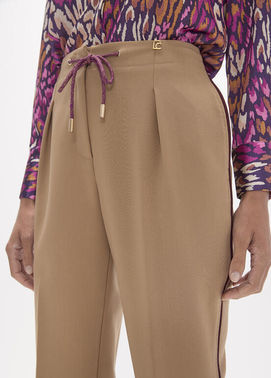 Pantalón Jogging Lola Casademunt pinzas con cuerda cinturilla y piping lateral en burdeos CAMEL