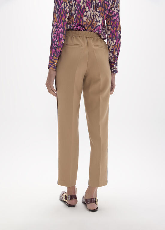 Pantalón Jogging Lola Casademunt pinzas con cuerda cinturilla y piping lateral en burdeos CAMEL