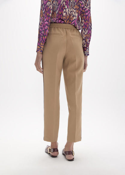 Pantalón Jogging Lola Casademunt pinzas con cuerda cinturilla y piping lateral en burdeos CAMEL