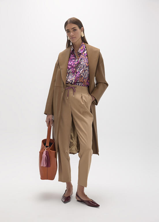 Pantalón Jogging Lola Casademunt pinzas con cuerda cinturilla y piping lateral en burdeos CAMEL