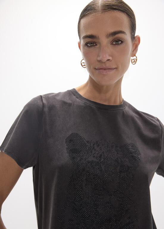 Camiseta Lola Casademunt cuello caja, fit con aberturas laterales, grafico posicionado leopardo  NEGRO