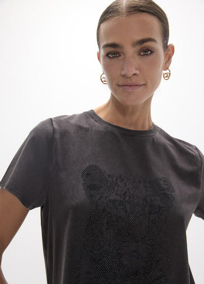 Camiseta Lola Casademunt cuello caja, fit con aberturas laterales, grafico posicionado leopardo  NEGRO