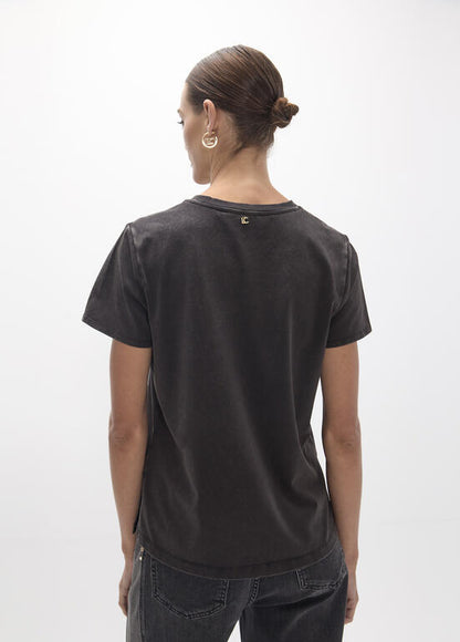 Camiseta Lola Casademunt cuello caja, fit con aberturas laterales, grafico posicionado leopardo  NEGRO
