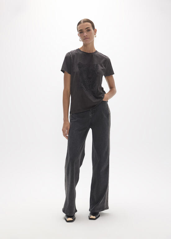Camiseta Lola Casademunt cuello caja, fit con aberturas laterales, grafico posicionado leopardo  NEGRO