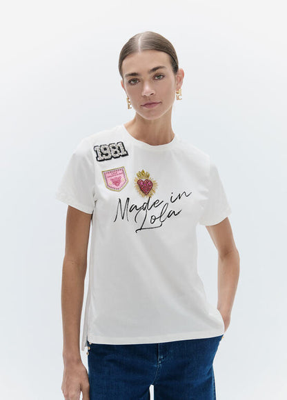 Camiseta Lola Casademunt cuello caja con aberturas laterales, grafico ''made in lola'