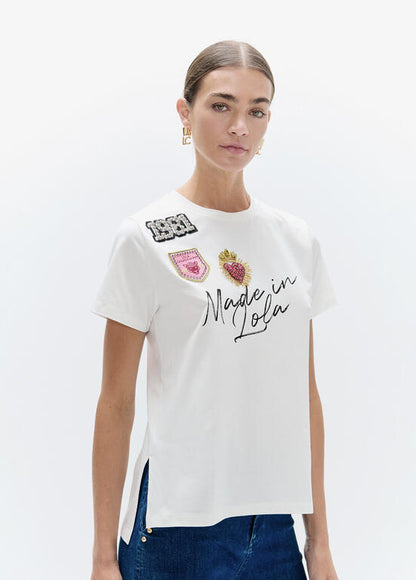 Camiseta Lola Casademunt cuello caja con aberturas laterales, grafico ''made in lola'