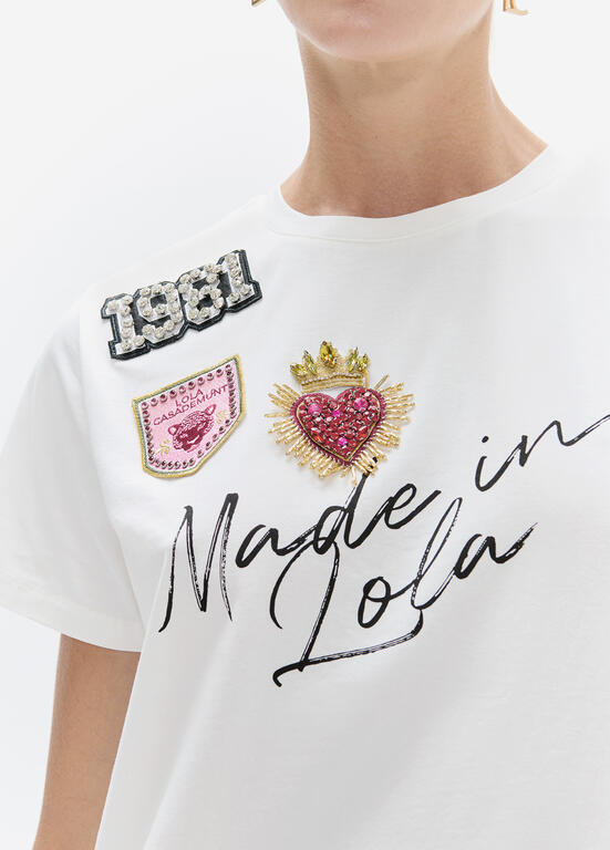 Camiseta Lola Casademunt cuello caja con aberturas laterales, grafico ''made in lola'