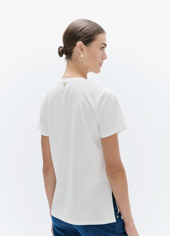 Camiseta Lola Casademunt cuello caja con aberturas laterales, grafico ''made in lola'