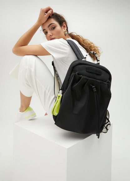 Mochila Lola Casademunt negra de nylon con detalles en efecto piel y tiradores flúor