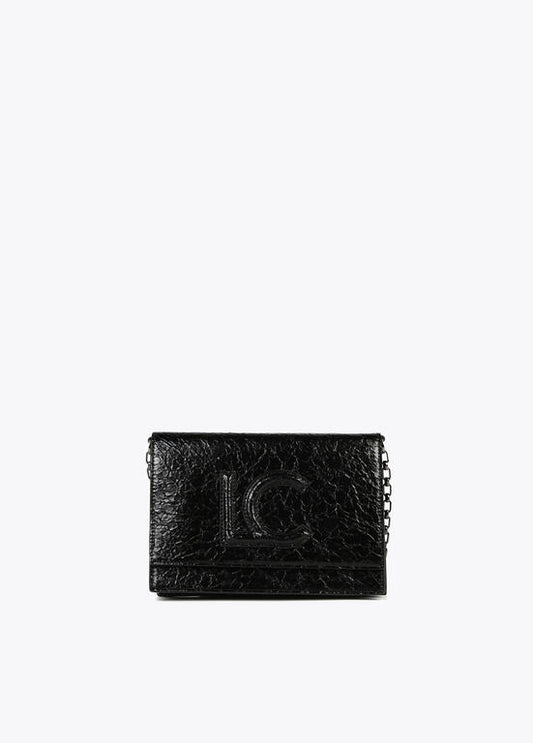 Bandolera Lola Casademunt  con solapa efecto piel brillante con logo en relieve Negro