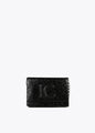 Bandolera Lola Casademunt  con solapa efecto piel brillante con logo en relieve Negro