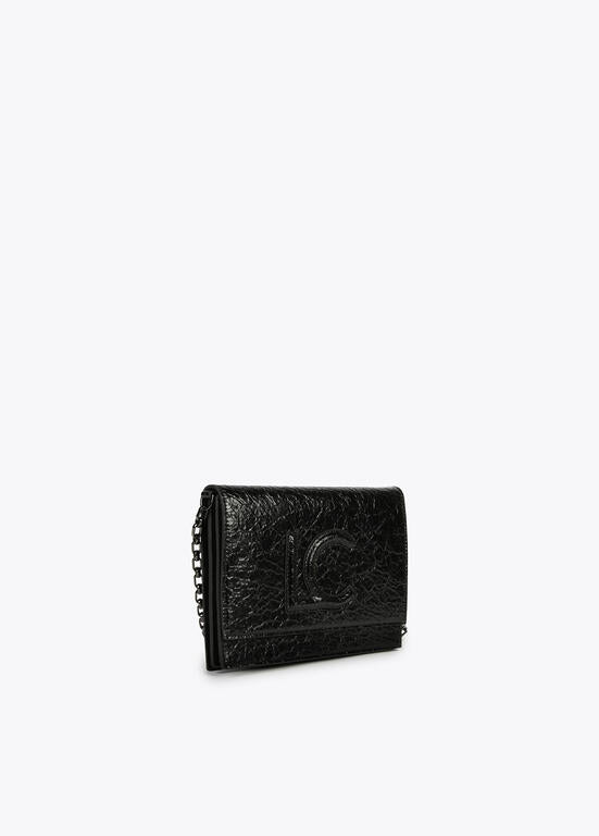 Bandolera Lola Casademunt  con solapa efecto piel brillante con logo en relieve Negro