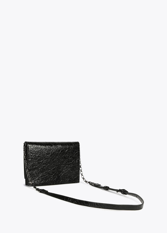 Bandolera Lola Casademunt  con solapa efecto piel brillante con logo en relieve Negro