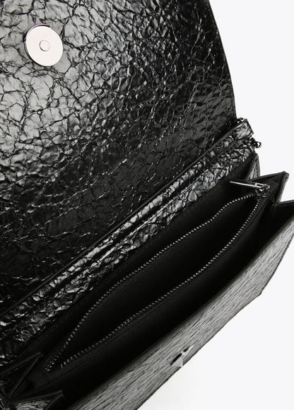 Bandolera Lola Casademunt  con solapa efecto piel brillante con logo en relieve Negro
