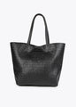 Shopper Lola Casademunt negro grabado monograma y efecto piel
