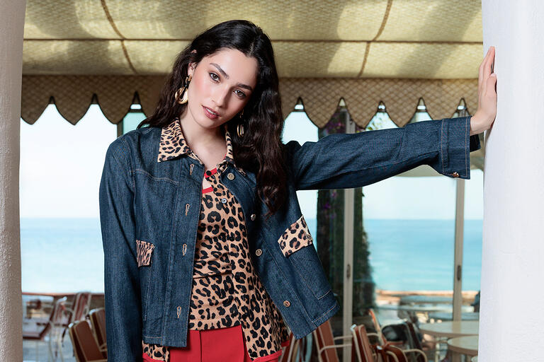 Cazadora Lola Casademunt denim corta con detalles en cuello y solapa de leopardo TEJANO OSCURO