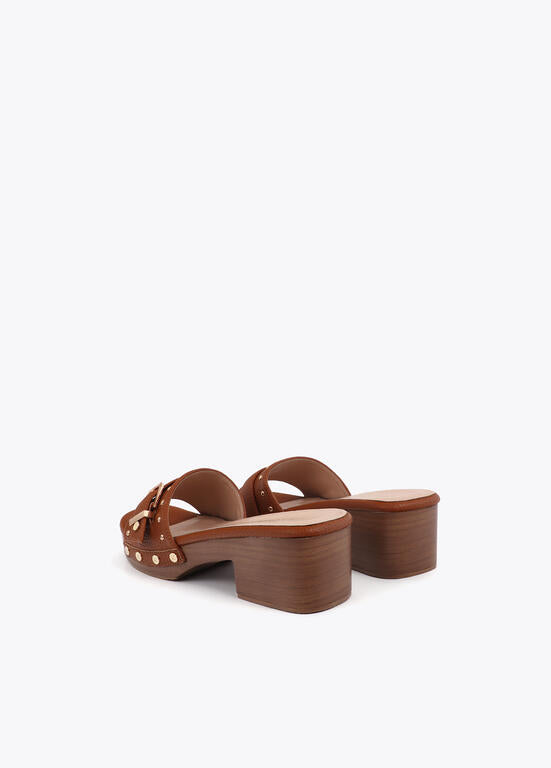 Zueco Lola Casademunt con detalles metálicos Marrón