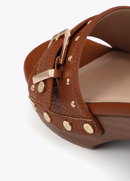 Zueco Lola Casademunt con detalles metálicos Marrón