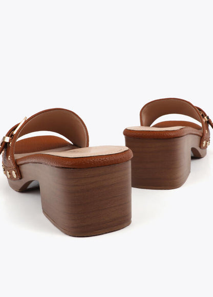 Zueco Lola Casademunt con detalles metálicos Marrón