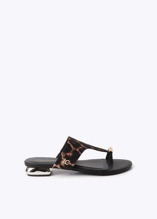 Sandalia Lola Casademunt  plana animal print aplique metalizado en dedo