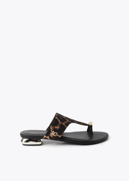 Sandalia Lola Casademunt  plana animal print aplique metalizado en dedo