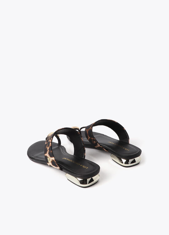Sandalia Lola Casademunt  plana animal print aplique metalizado en dedo