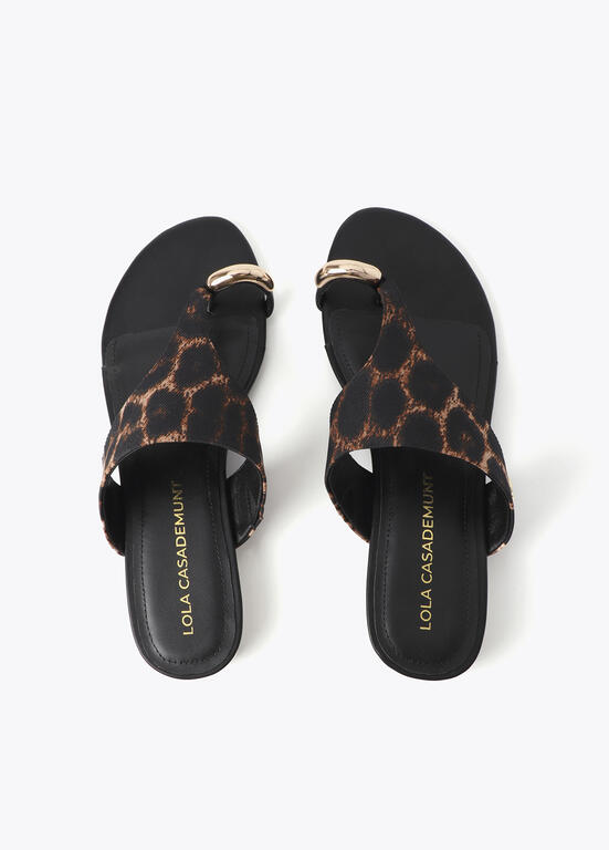 Sandalia Lola Casademunt  plana animal print aplique metalizado en dedo