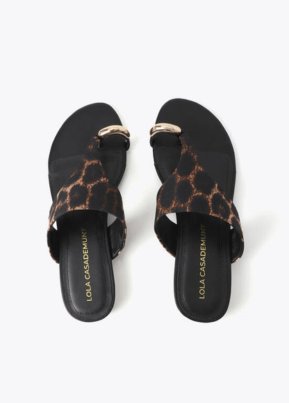Sandalia Lola Casademunt  plana animal print aplique metalizado en dedo