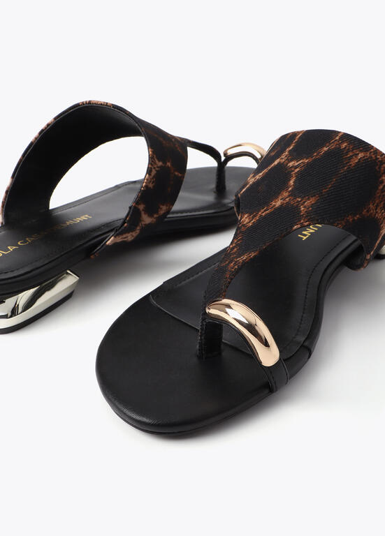 Sandalia Lola Casademunt  plana animal print aplique metalizado en dedo