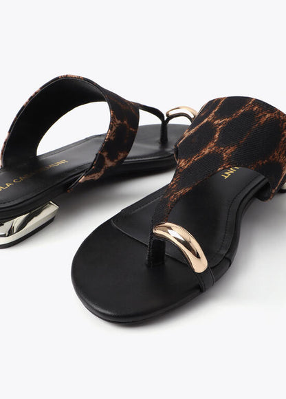 Sandalia Lola Casademunt  plana animal print aplique metalizado en dedo