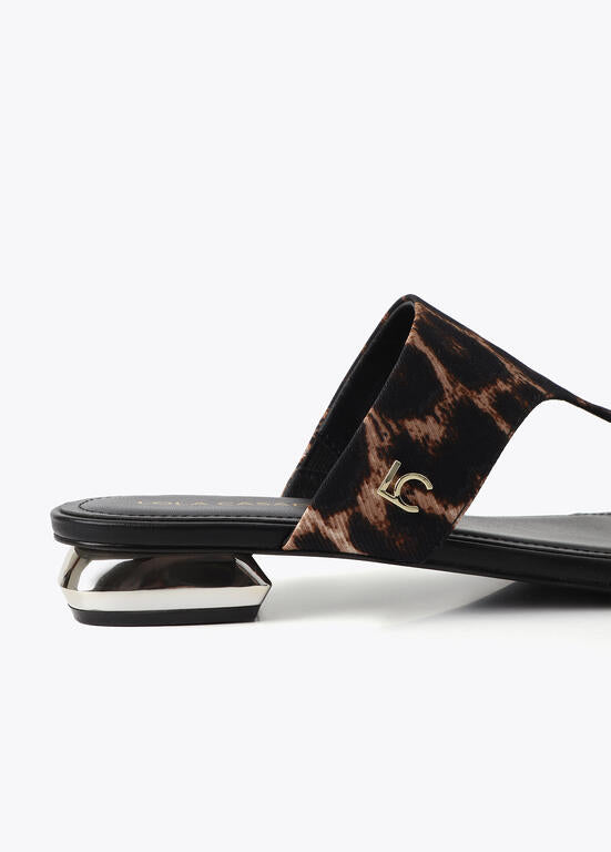 Sandalia Lola Casademunt  plana animal print aplique metalizado en dedo