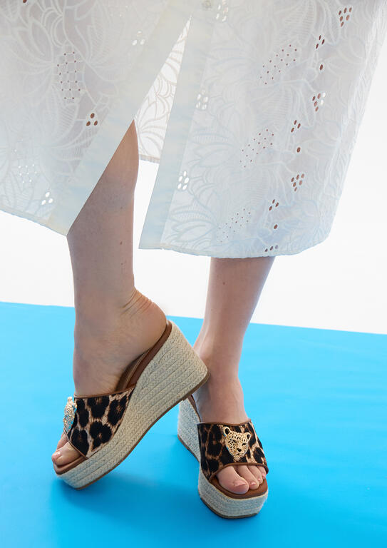 Cuña Lola Casademunt estampado leopardo y aplicación metálica marrón