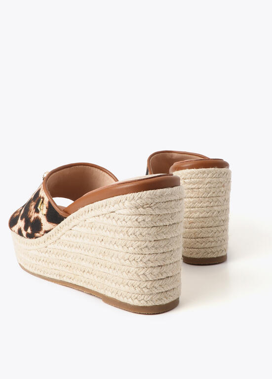 Cuña Lola Casademunt estampado leopardo y aplicación metálica marrón