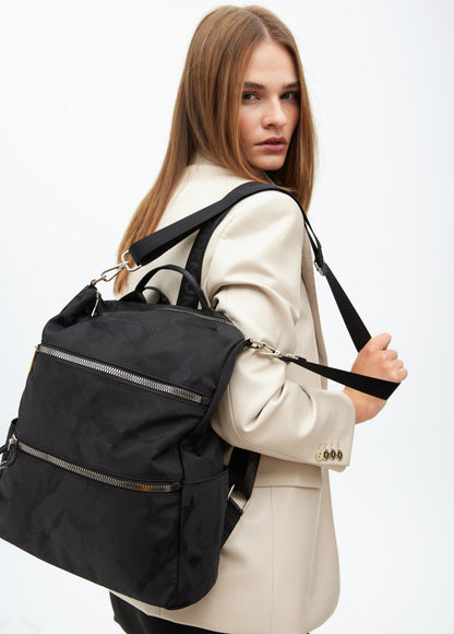 Mochila Lola Casademunt negra de nylon jaquard camuflaje al tono.